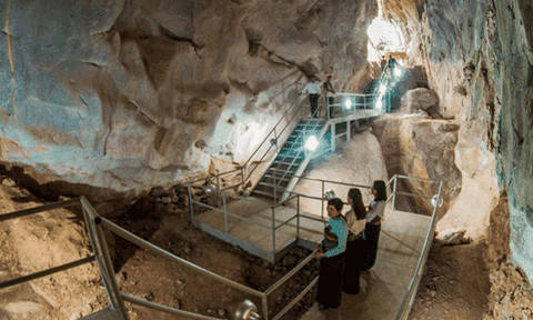 Di tích quốc gia đặc biệt hang Con Moong