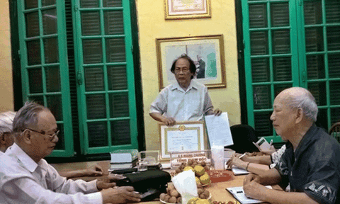 GS Hoàng Chương đón nhận Huy hiệu 50 năm tuổi Đảng