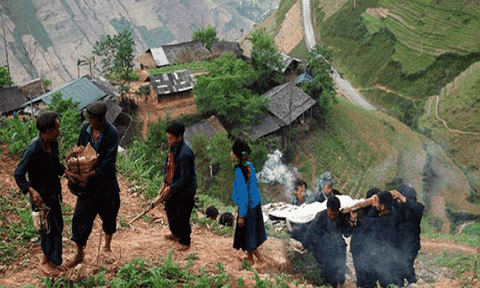 Người Mông thờ thần khèn