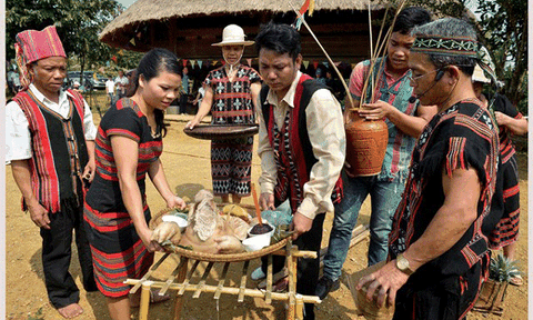 Đồng bào Tà Ôi - Pa Cô đánh thức hạt giống