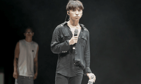 Sơn Tùng M-TP diện cây đen đi tổng duyệt fan meeting
