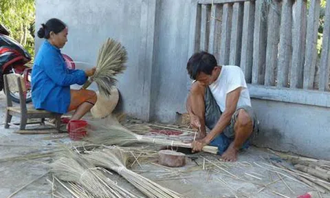 Thoát nghèo nhờ nghề đan chổi đót ở Thạch Mỹ