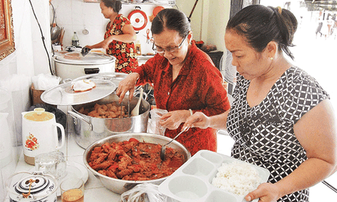 Người "giữ lửa" cho các bếp ăn từ thiện