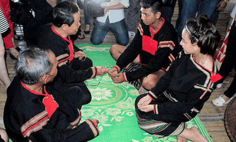 Kỳ lạ tục “nối dây” của người Ê Đê