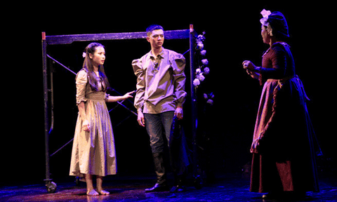 Ca sĩ hát trực tiếp trên sân khấu Romeo và Juliet