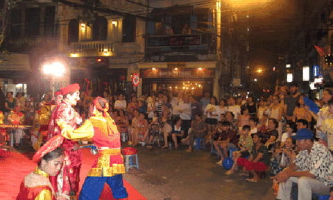 Tuồng xuống phố cổ thu hút người xem