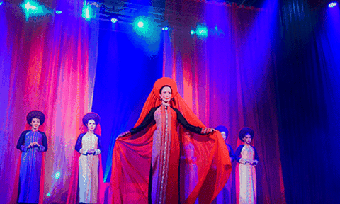 Sân khấu co cụm lại có phải do Game Show?