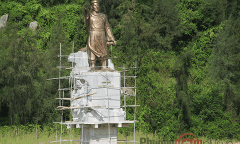 Tượng đài vua Mai Hắc Đế sừng sững bên núi Bằng Sơn