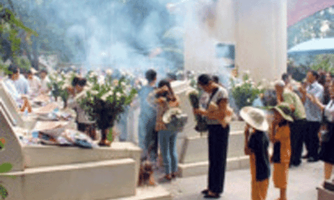 Phản cảm chuyện lên đồng ở khu di tích lịch sử cách mạng