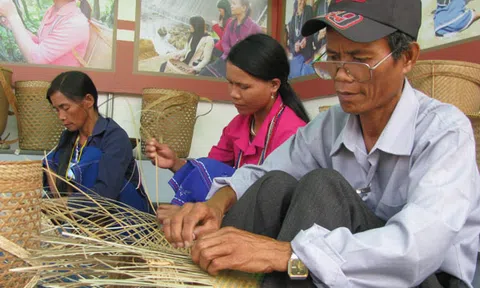Phát triển nghề đan lát của người Hrê ở An Lão