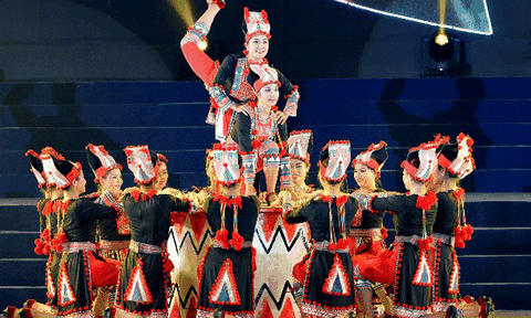 Bảo tồn múa dân gian dân tộc: Đừng để “râu ông nọ cắm cằm bà kia”