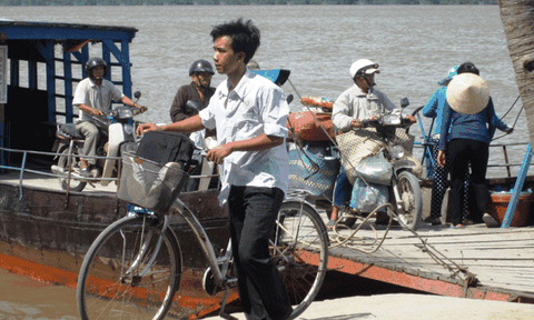 Góc khuất trên những chuyến đò giữa miền hoa lệ