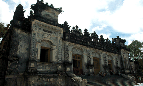 Xây dựng bãi đỗ xe lăng Khải Định là rất cần thiết