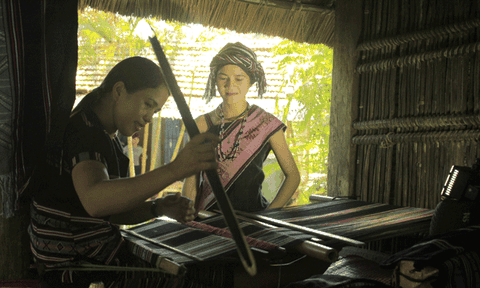 Người Hrê đưa “khóc trâu” chạy tour du lịch