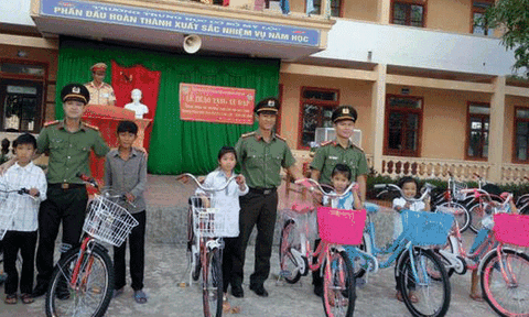 Can Lộc (Hà Tĩnh): Trao tặng xe đạp cho học sinh nghèo vượt khó