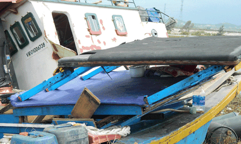 Ngư dân rớt nước mắt bên xác tàu tan hoang sau bão số 10