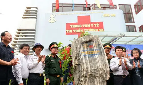 Biển xanh, áo trắng và những trái tim hồng