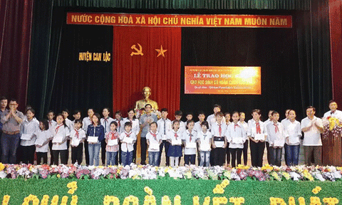 Trao 150 suất học bổng cho học sinh nghèo vượt khó