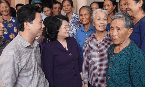 Phó Chủ tịch nước thăm hỏi tặng quà gia đình trưởng thôn tử vong khi khắc phục bão số 10