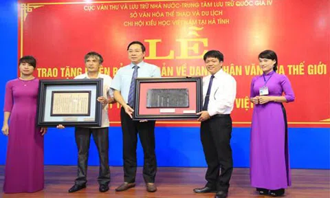 Trao tặng phiên bản và bản dập Mộc bản Đại thi hào Nguyễn Du