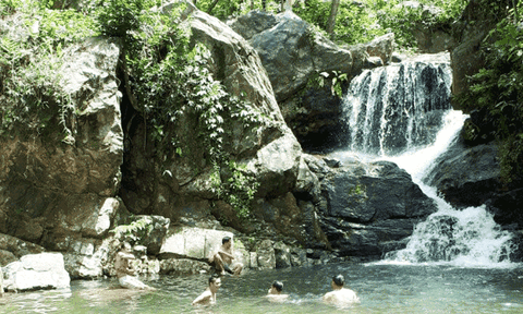 Vẻ đẹp hùng vĩ và nên thơ của thác Cổng Trời ở Xuân Quỳ 