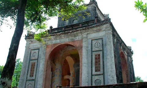 Tấm bia đá “Khiêm cung kí”