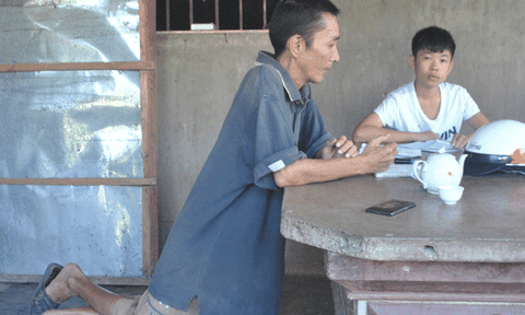 Thầy giáo không chân gieo chữ nơi xóm nghèo