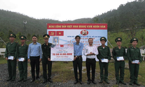 Những người vinh dự được kết nạp Đảng bên mộ Đại tướng Võ Nguyên Giáp