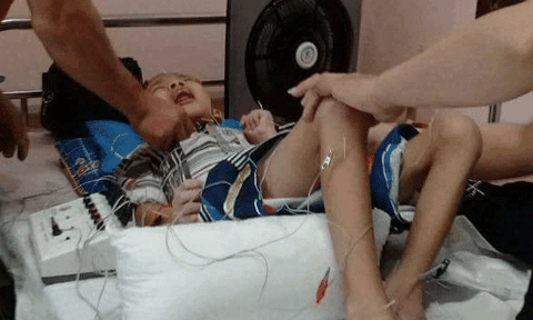 Cháu bé 9 tuổi liệt tứ chi cần sự giúp đỡ của cộng đồng