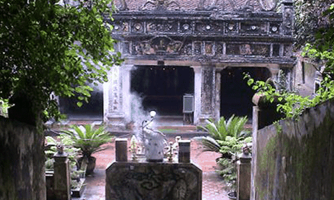 Tình nguyện làm vợ quỷ thần để cứu dân hộ quốc