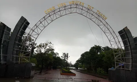 Công viên Nguyễn Tất Thành ngang nhiên bị lấn chiếm, ai “bảo kê”?