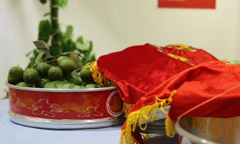 Trưng bày kỷ vật đám cưới cổ truyền của người Huế