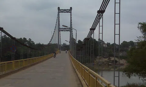 Hai nữ sinh cầm tay nhau gieo mình xuống sông Lam tự tử