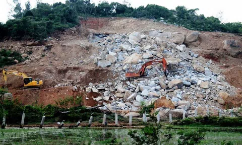 Quảng Ngãi: Doanh nghiệp nổ mìn làm thiệt hại nhà dân