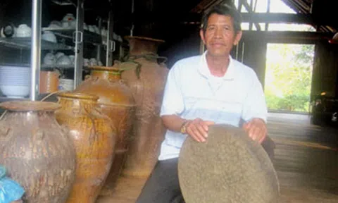 Người đàn ông giữ báu vật của làng