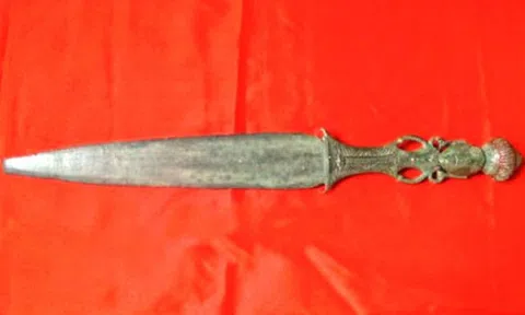 Vật thiêng xứ Thanh trở thành bảo vật quốc gia: Hình tượng người phụ nữ trên Kiếm ngắn núi nưa (Kỳ 2)
