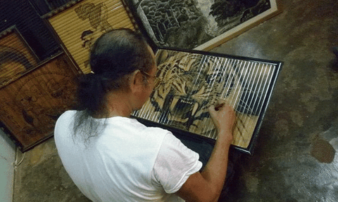 Vẽ tranh bằng… khói bếp!