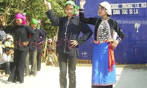 Mở lớp truyền dạy văn hóa phi vật thể của các dân tộc thiểu số