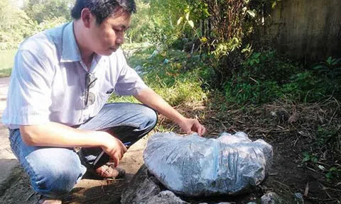 Chuyện lạ ở làng: Hòn đá lăn lóc bên đường bỗng nổi tiếng vì... "chữa được bệnh"