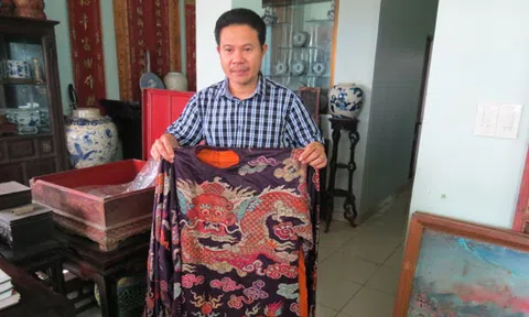 Người sở hữu bộ sưu tập hoàng bào duy nhất ở Việt Nam