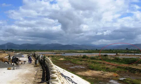 Xây dựng kè chống sạt lở sông Ayun: Trên xây, dưới phá