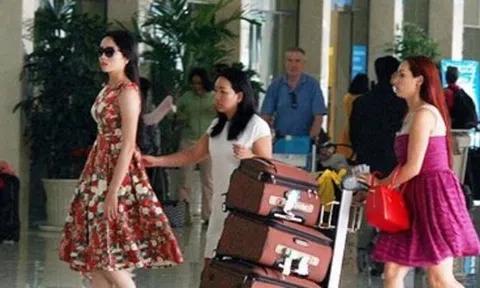 Hoa hậu Kỳ Duyên đi tay không để mẹ đẩy hành lý gây bàn tán