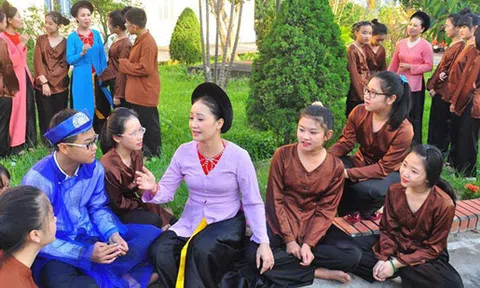 NSND Hồng Lựu: "Phải chấp nhận bình cũ rượu mới để xã hội hóa Dân ca ví, dặm"