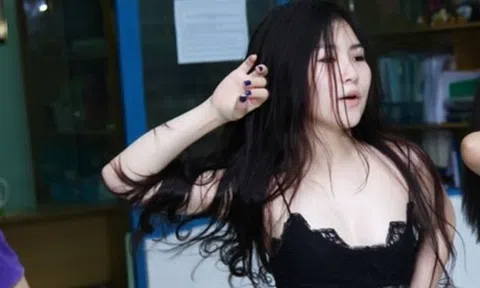  Hương Tràm mặc áo hai dây tập vũ đạo