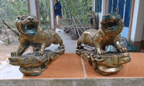 Kỳ lạ người 60 năm chỉ thích ở bên “báu vật” kỳ lân
