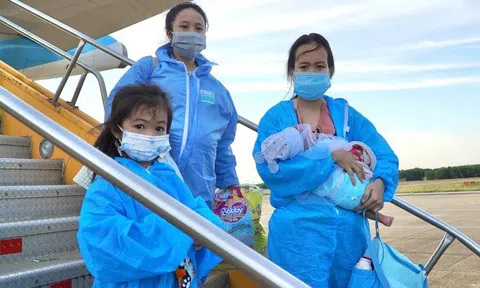 Hàng trăm công dân Quảng Bình trở về từ vùng dịch trên 2 "chuyến bay 0 đồng"