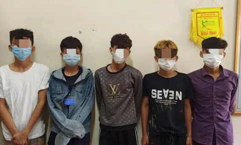Phát hiện 5 thanh thiếu niên vào nhà văn hoá để 'đập đá'