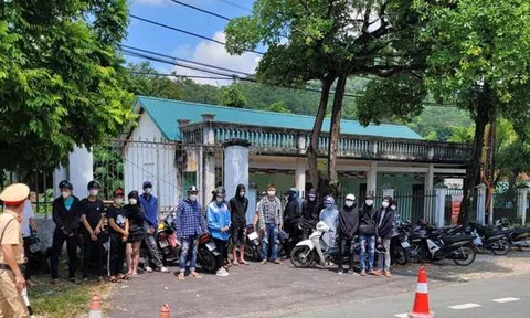 Vĩnh Phúc: Công an Tam Đảo ngăn chặn các đối tượng vượt chốt kiểm dịch trái phép, đua "bốc đầu" xe máy