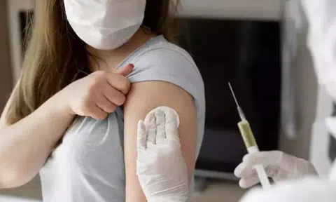 Trong khoảng 10 phút, nữ giáo viên tiêm liền 2 mũi vắc xin AstraZeneca