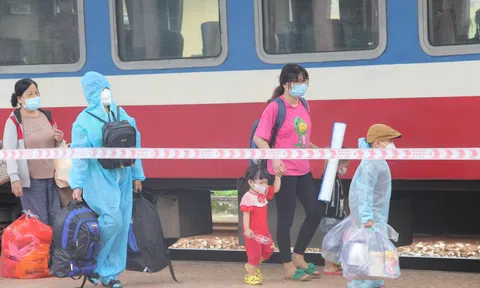 Thừa Thiên - Huế đón hàng trăm công dân gặp khó khăn do dịch bệnh từ phía Nam về quê bằng tàu hỏa